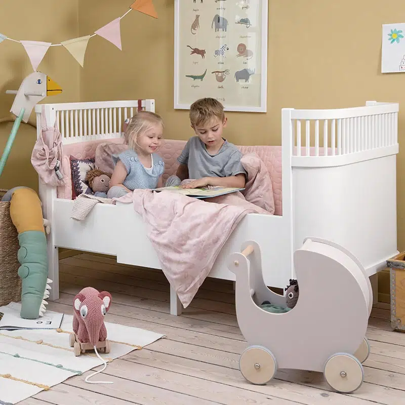 Kinderzimmer einrichten Tipps: Babybett das mitwächst