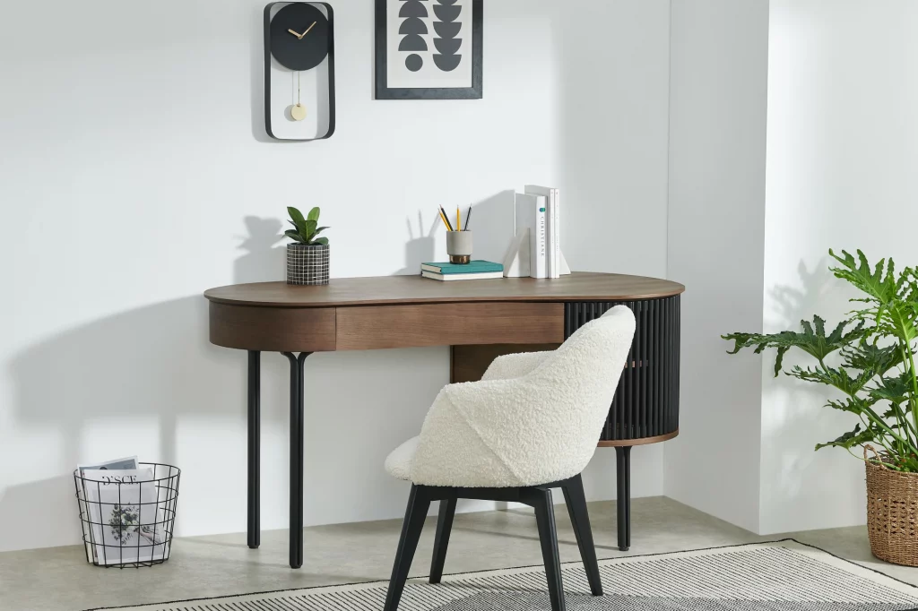Arbeitsecke im Wohnzimmer einrichten: Platzsparender Schreibtisch